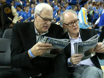 Phil Jacskon, en la banda de la cancha de UCLA, junto a John Lithgow Phil Jacskon, en la banda de la cancha de UCLA, junto a John Lithgow