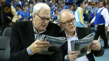 Phil Jacskon, en la banda de la cancha de UCLA, junto a John Lithgow