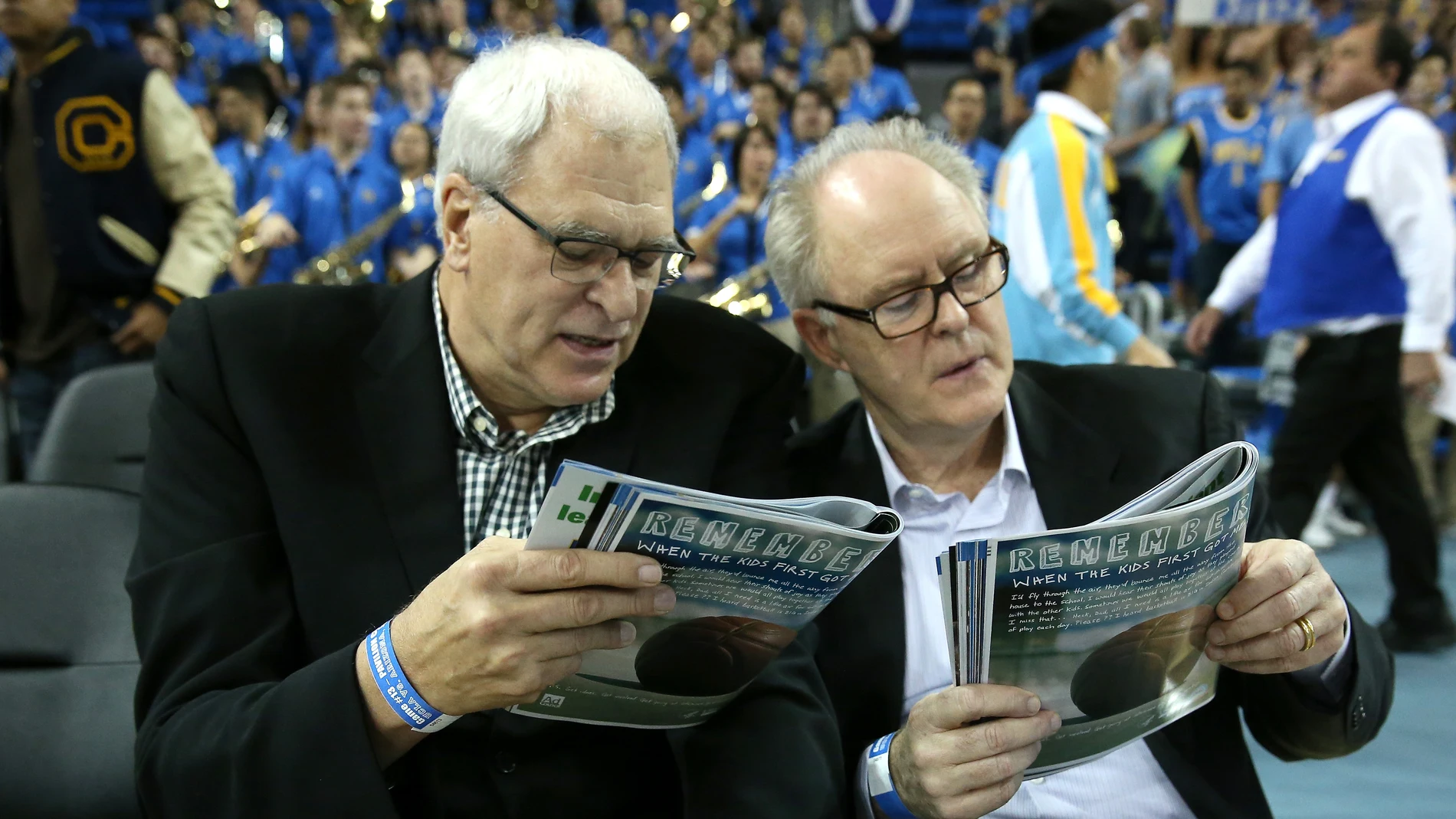Phil Jacskon, en la banda de la cancha de UCLA, junto a John Lithgow Phil Jacskon, en la banda de la cancha de UCLA, junto a John Lithgow
