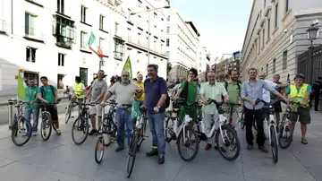 Los diputados de Equo acuden al Congreso en bicicleta. Los diputados de Equo acuden al Congreso en bicicleta.