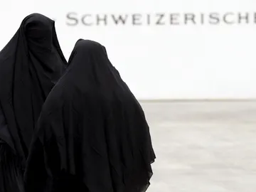 Mujeres protestando frente al Palacio Federal de Suiza contra la prohibición del burka en espacios públicos. Mujeres protestando frente al Palacio Federal de Suiza contra la prohibición del burka en espacios públicos.