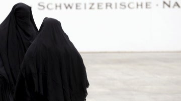 Mujeres protestando frente al Palacio Federal de Suiza contra la prohibición del burka en espacios públicos.