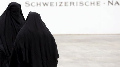 Una mujer suiza y un hombre franco-argelino multados con hasta 9.200 euros por llevar el burka en Suiza
