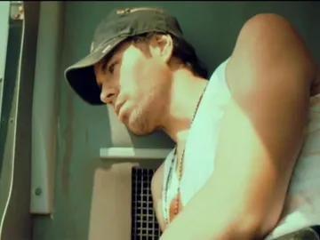 Enrique Iglesias en Duele el corazón Enrique Iglesias en Duele el corazón