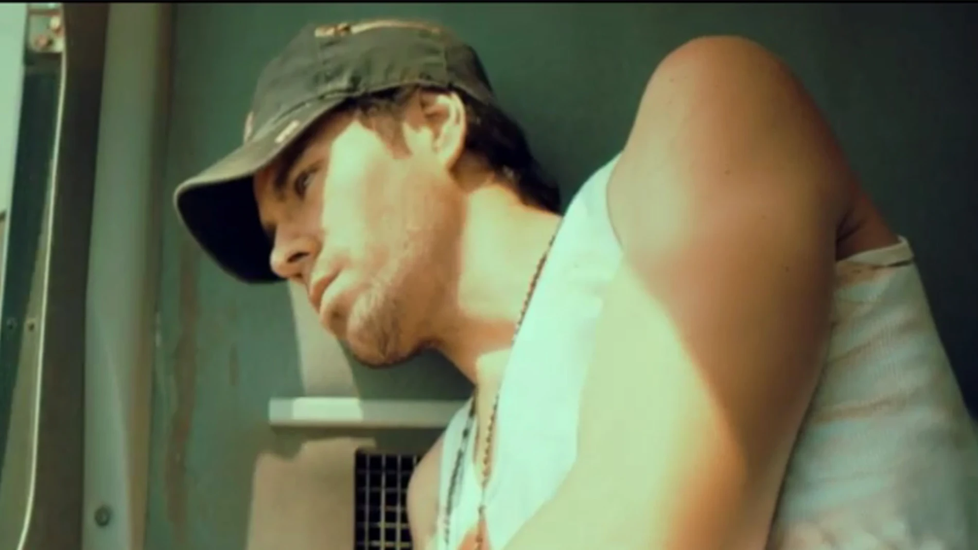 Enrique Iglesias en Duele el corazón Enrique Iglesias en Duele el corazón