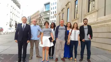 Diputados de Compromís entrando en el Congreso con las camisetas 'No ens resignem'. Diputados de Compromís entrando en el Congreso con las camisetas 'No ens resignem'.