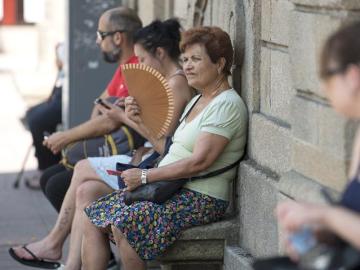 Una mujer en Ourense afronta la ola de calor.