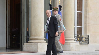 Continúan los bombardeos en Francia y prosigue la operación en Siria