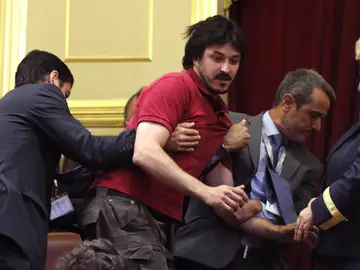 Víctor Taibo desalojado del Congreso tras gritar "Pastor dimisión". Víctor Taibo desalojado del Congreso tras gritar "Pastor dimisión".