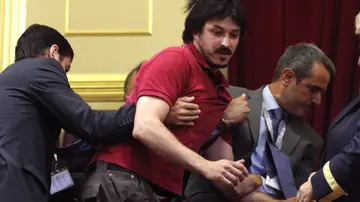 Víctor Taibo desalojado del Congreso tras gritar "Pastor dimisión". Víctor Taibo desalojado del Congreso tras gritar "Pastor dimisión".