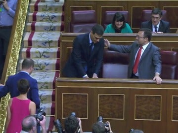 Frame 2.081869 de: Pedro Sánchez ignora el saludo de un diputado socialista andaluz Frame 2.081869 de: Pedro Sánchez ignora el saludo de un diputado socialista andaluz