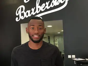 Georges-Kevin N'Koudou, en una peluquería Georges-Kevin N'Koudou, en una peluquería