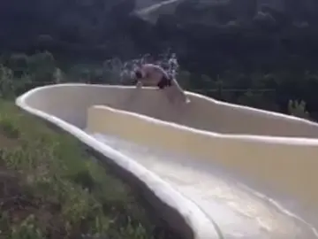 David Salmon cae al vacío. David Salmon cae al vacío.