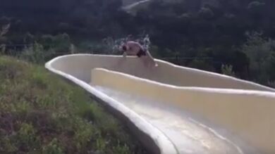 Un joven sale volando tras salirse de un tobogán de agua