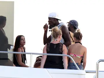 Pogba, fumando un cigarrillo electrónico en un yate Pogba, fumando un cigarrillo electrónico en un yate