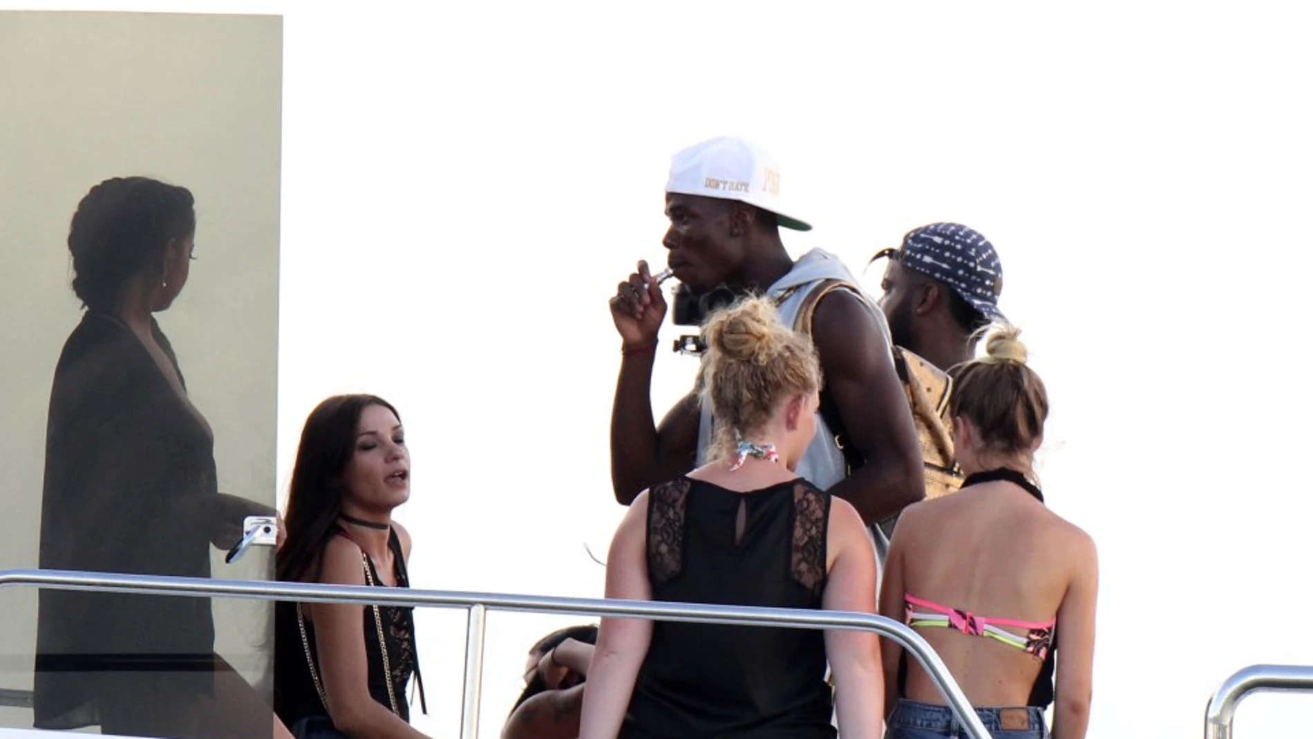 Pogba, fumando un cigarrillo electrónico en un yate Pogba, fumando un cigarrillo electrónico en un yate