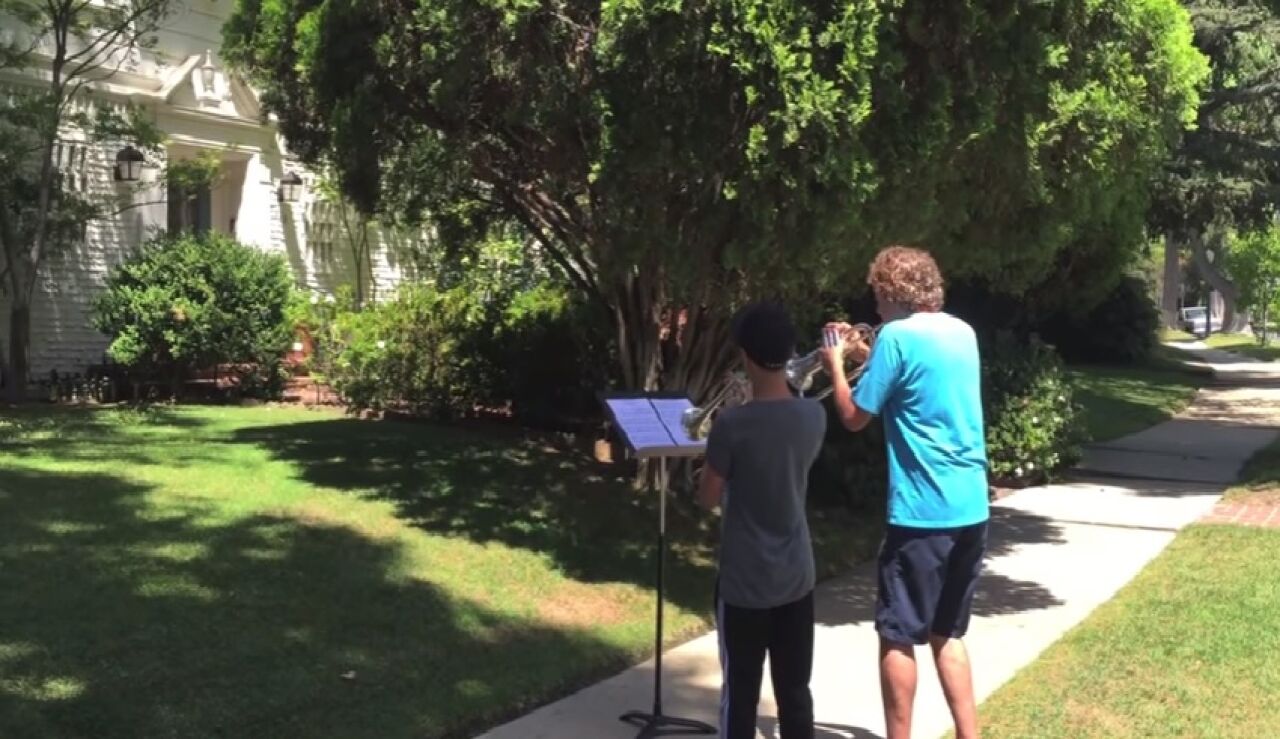 Dos m&uacute;sicos tocan la banda sonora de 'Star Wars' 