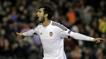 André Gomes celebra un gol con el Valencia