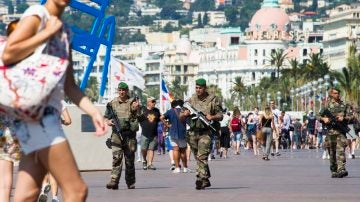 Soldados patrullan por el paseo de los Ingleses en Niza.