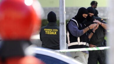 Un hombre se atrinchera en su casa y amenaza con hacer estallar una bombona de butano cuando iba a ser desahuciado