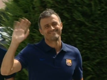Luis Enrique saluda de forma irónica a los periodistas Luis Enrique saluda de forma irónica a los periodistas
