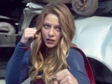 Superman salva a Supergirl Superman salva a Supergirl