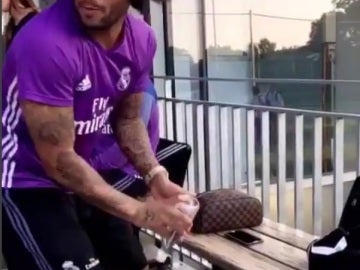 Marcelo metiendo una canasta con una botella de agua