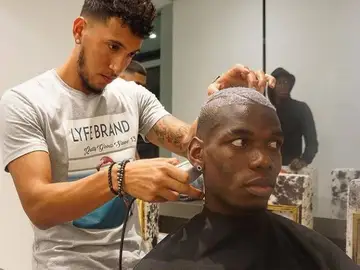 Paul Pogbam junto a su peluquero Paul Pogbam junto a su peluquero