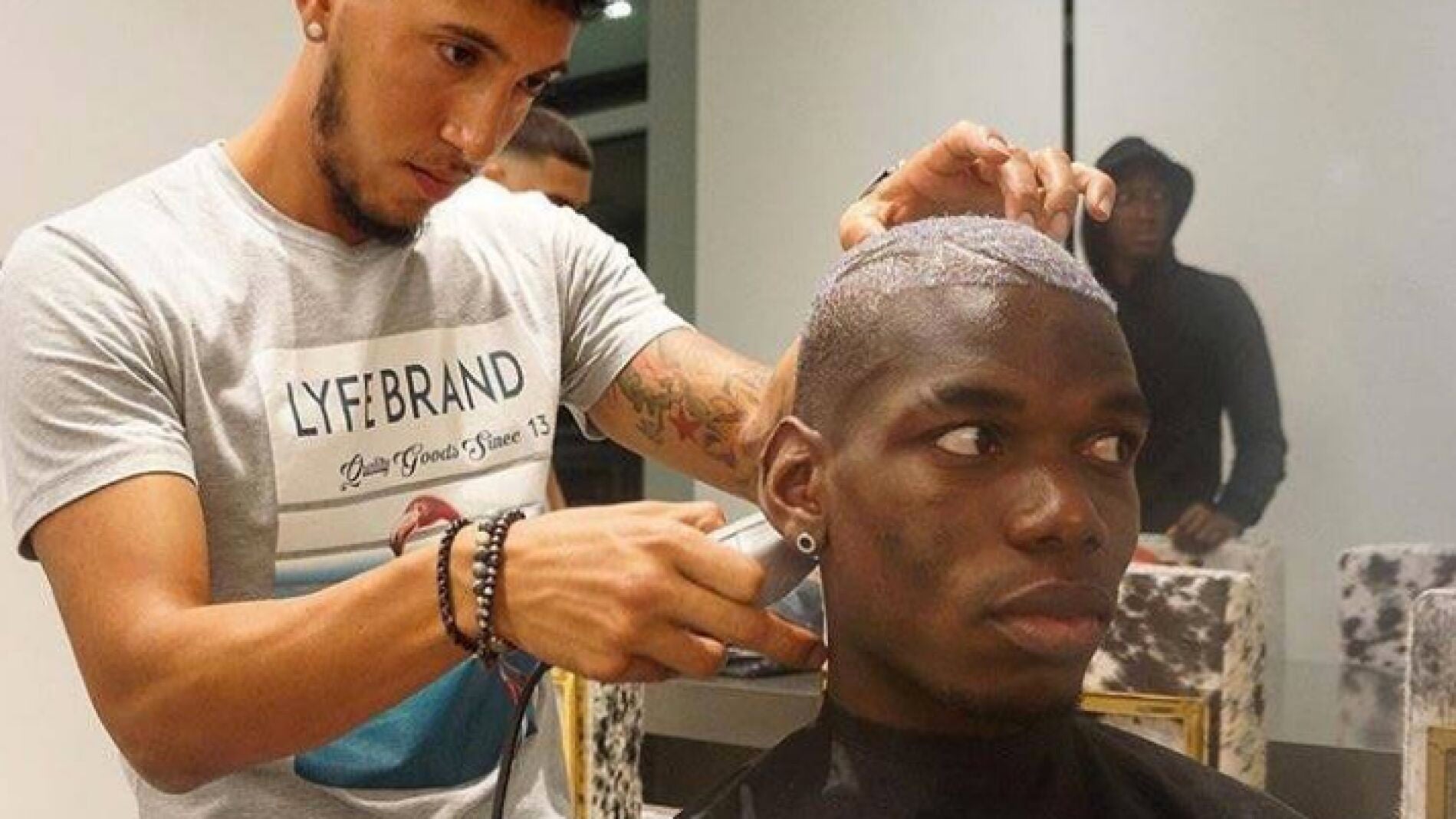 Paul Pogbam junto a su peluquero