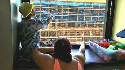 un niño busca a Wally en la obra Uno de los niños hospitalizados busca a Wally en la obra