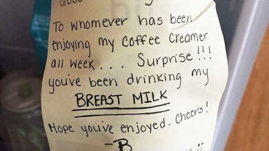 Descubre que su compañero se está bebiendo su leche para el café y le da el cambiazo con leche materna