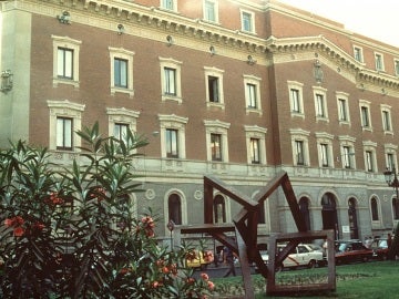 Fachada principal de la sede del Tribunal de Cuentas situado en la calle Fuencarral.