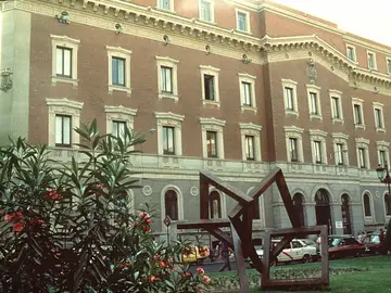 Fachada principal de la sede del Tribunal de Cuentas situado en la calle Fuencarral. Fachada principal de la sede del Tribunal de Cuentas situado en la calle Fuencarral.
