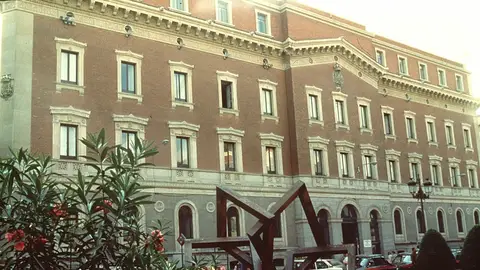 Fachada principal de la sede del Tribunal de Cuentas situado en la calle Fuencarral. Fachada principal de la sede del Tribunal de Cuentas situado en la calle Fuencarral.