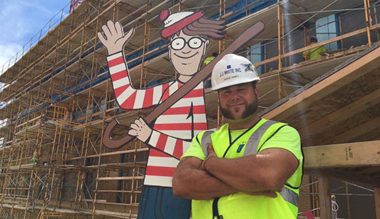 Alba&ntilde;il esconde a Wally en la obra