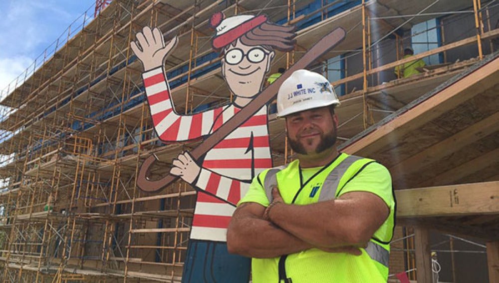 Albañil esconde a Wally en la obra