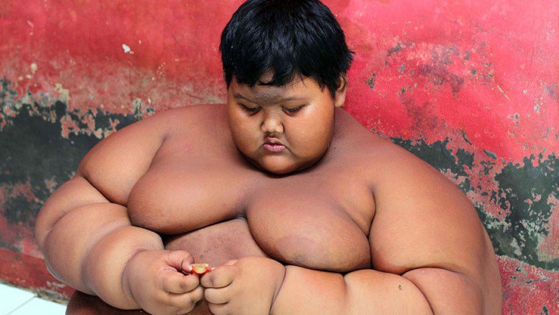 A sus 10 a&ntilde;os, Arya Permana pesaba 200 kilos.
