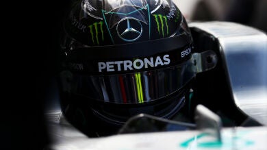 Rosberg domina en unos Libres 2 con accidente de Hamilton; Alonso repite como 7º y Sainz acaba 13º