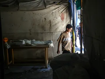 Un niño sale una morgue en Siria Un niño sale una morgue en Siria