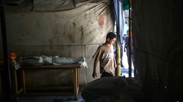 Un niño sale una morgue en Siria