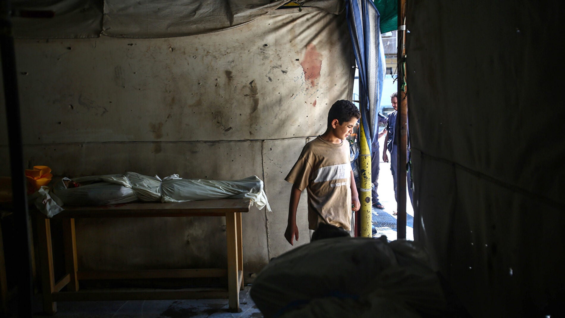 Un ni&ntilde;o sale una morgue en Siria