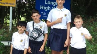 Prohíben a cuatro alumnos ir en pantalón corto al colegio en Inglaterra y ellos responden llevando faldas