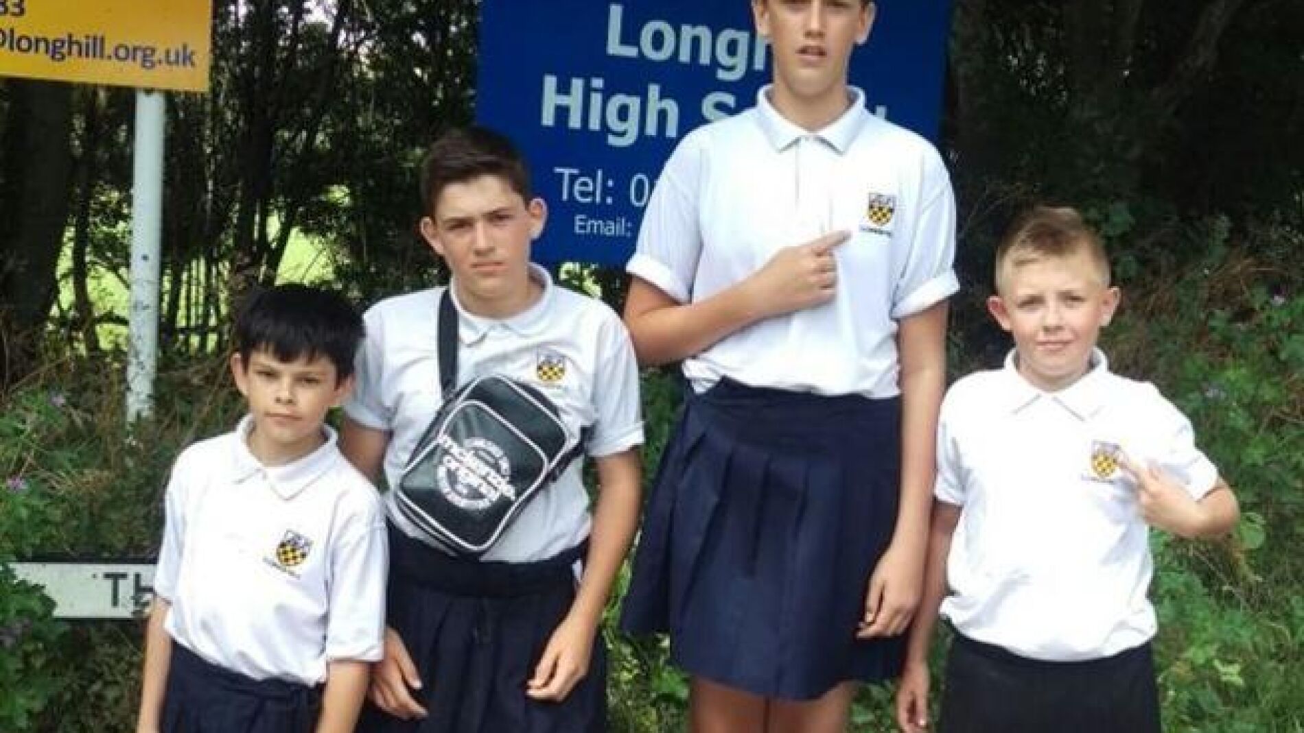 Ni&ntilde;os con falda