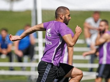 Benzema, entrenándose