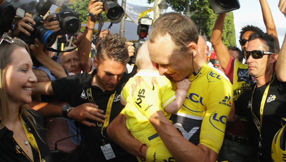 Chris Froome se abraza a su hijo