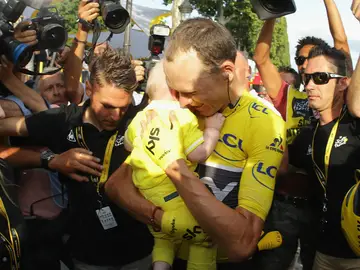 Chris Froome se abraza a su hijo Chris Froome se abraza a su hijo