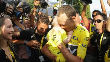 Chris Froome se abraza a su hijo