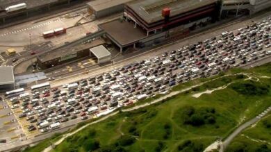 Hasta 14 horas de atasco en los controles fronterizos del puerto inglés de Dover