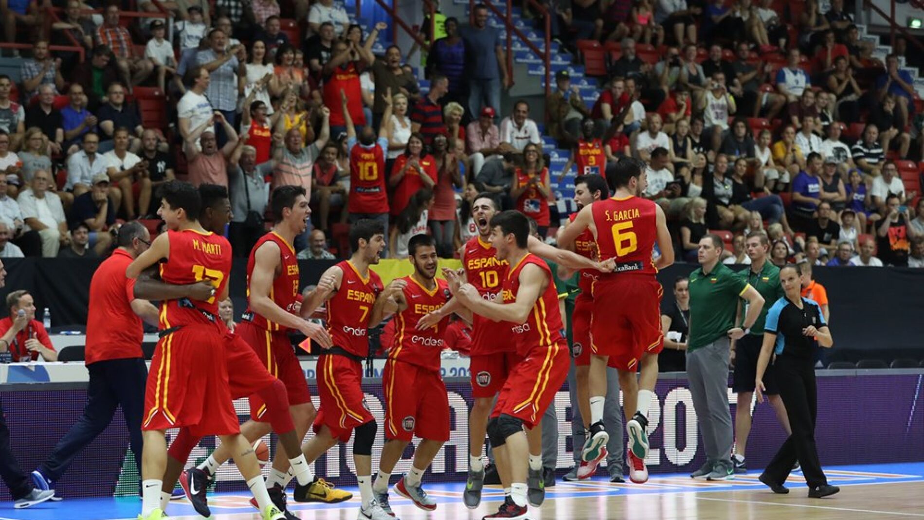 La selecci&oacute;n sub 20 del baloncesto celebra una victoria
