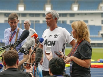 Mourinho hablando con la prensa en el Estadio Olímpico de Pekín
